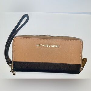 Michael Kors Lg Jet Set Travel Continental Wallet in Suntan and Black Wristlet